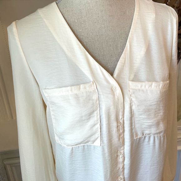 Forever21 Long Sleeve V-neck HiLo Cream Blouse - Picture 2 of 7